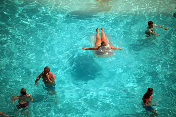 土耳其迪迪姆-2014年7月9日。游客在游泳池里游泳, 顶视图 — 图库照片