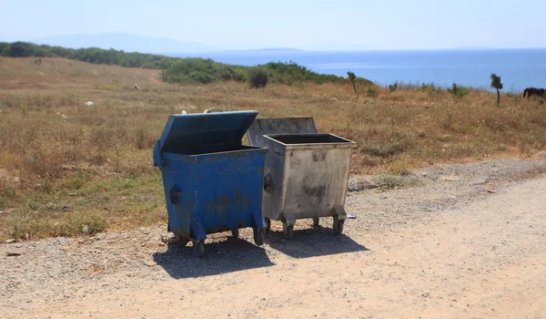 Δύο δεξαμενές σκουπιδιών στην ακτή της θάλασσας — Φωτογραφία Αρχείου