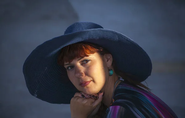 Bella giovane donna in un cappello all'aperto — Foto Stock