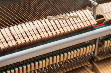 vintage piyano çekiç mekanizması ile araç. Onarmak hazırlamak