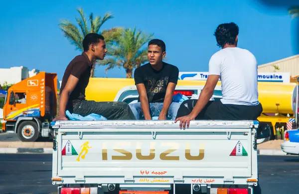 Sharm El Sheikh, Єгипет - 9 липня 2009. трьох працівників, подорожуючи в автомобілі — стокове фото