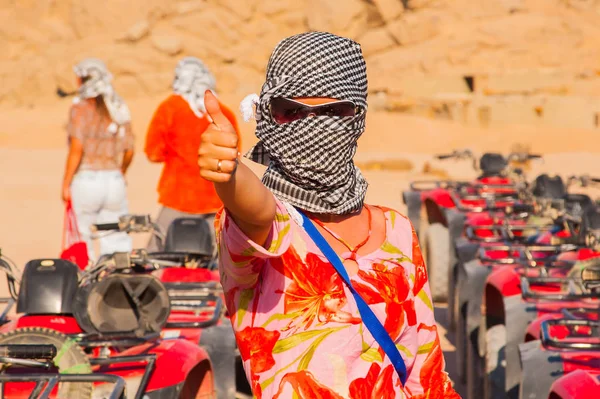 SHARM EL SHEIKH, EGYPT - JULY 9, 2009. Caucasian girl in head kerchief in the desert — Stock Photo, Image