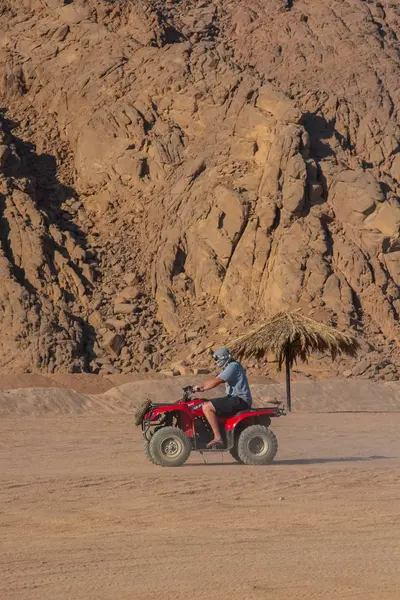 Sharm El Sheikh, Egypten - 9 juli 2009. en person som reser genom öknen en fyrhjuling under safarin — Stockfoto