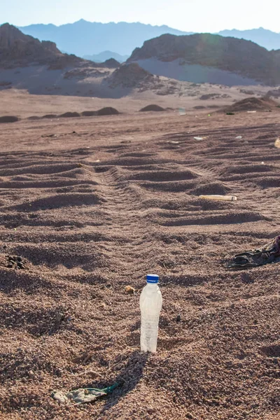 Άδειο τσαλακωμένο πλαστικά μπουκάλια του νερού που εγκαταλείφθηκε στην έρημο — Φωτογραφία Αρχείου