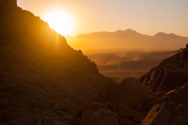 Çöller ve günbatımı kum tepeleri manzaraya