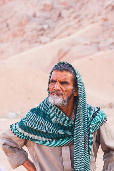 SHARM EL SHEIKH, EGITO - JULHO 9, 2009. Beduíno no deserto e está olhando para a distância — Fotografia de Stock