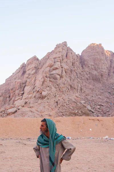 SHARM EL SHEIKH, EGYPT - JULY 9, 2009. Bedouin in the desert and is looking into the distance — Stock Photo, Image