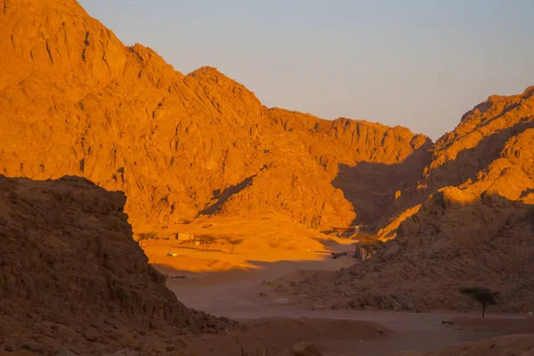 Пустель і піщані дюни краєвид на заході сонця — стокове фото