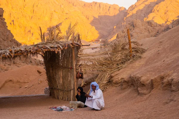 샤 름 엘 셰이크, 이집트-2009 년 7 월 9 일. 사막에 있는 관광객에 게 상품을 판매 하는 유목민과 무슬림 여자 — 스톡 사진