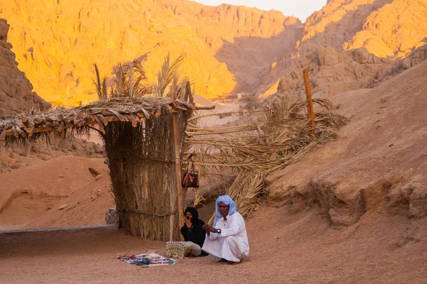 SHARM EL SHEIKH, EGIPTO - 9 DE JULIO DE 2009. Beduina y musulmana vendiendo bienes a turistas en el desierto — Foto de Stock