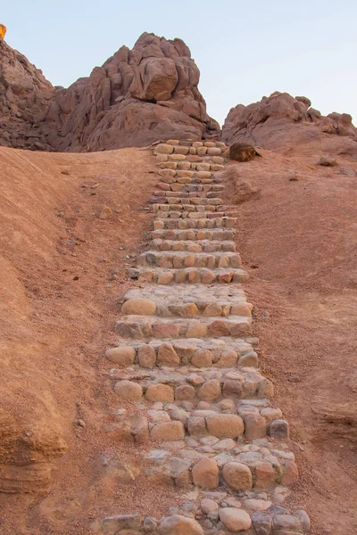 Кам'яні сходи, що ведуть у пустелю — стокове фото