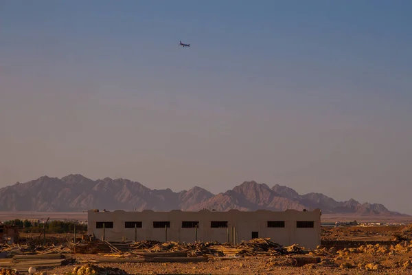 Sharm El Sheikh, Egypt - červenec 9, 2009. Nedokončené budovy v centru města s odpadky. — Stock fotografie