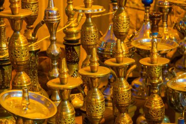 Sharm El Sheikh, Mısır - 9 Temmuz, 2009.Various Arapça antika objeler pazarda eski bir dükkanda görüntülenen