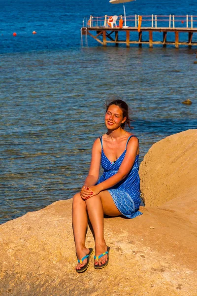 Femme heureuse souriant à la plage par une journée ensoleillée — Photo