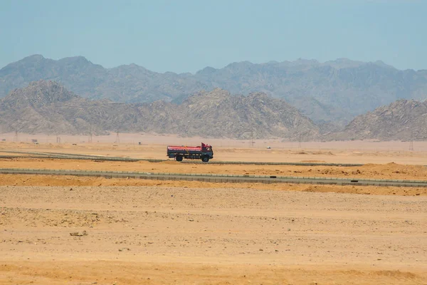 샤 름 엘 셰이크, 이집트-2009 년 7 월 9 일. 사막에도 운전 하는 자동차 — 스톡 사진