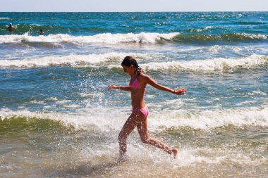 Köstence, Romanya - 21 Ağustos 2010. Çocuk deniz kıyısı çalışır