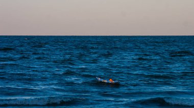 Köstence, Romanya - 21 Ağustos 2010. adam bir şişme denizde yüzen