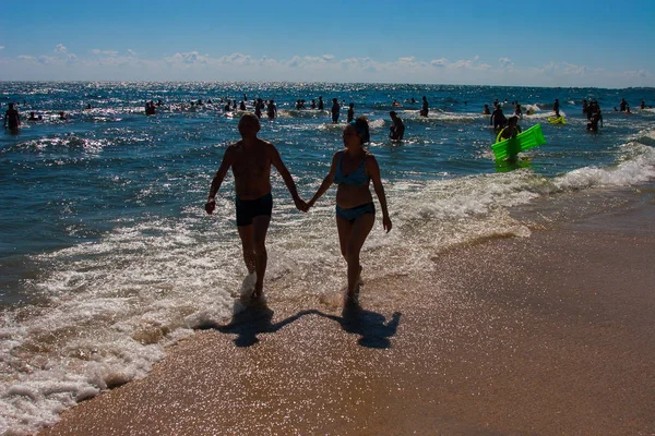 CONSTANTA, ROMÉNIA - 21 DE AGOSTO DE 2010. casal caminhando na praia — Fotografia de Stock