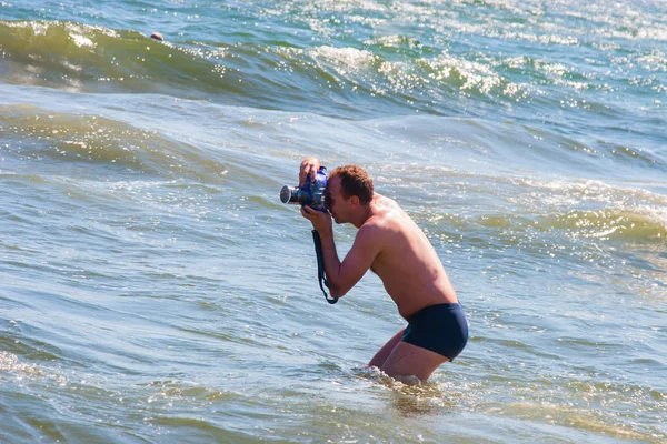 Constanta, Rumunia - 21 sierpnia 2010. mężczyzna sfotografowany stojący na morzu — Zdjęcie stockowe