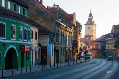 Brasov, Transilvanya - 22 Ağustos 2010. Eski şehir merkezinin panoramik görünüm