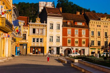 Brasov, Transilvanya - 22 Ağustos 2010. Eski şehir merkezinin panoramik görünüm