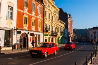 Brasov, Transilvanya - 22 Ağustos 2010. Eski şehir merkezinin panoramik görünüm