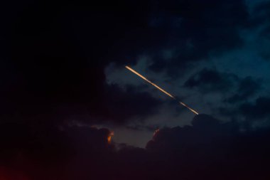 Gökyüzü bulutlu Uçak motorlarının izlemeler