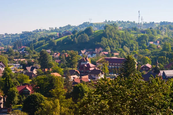Сільський пейзаж з будинків у Трансильванії, Румунія — стокове фото