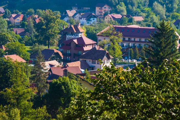 Paisaje rural con casas en Transilvania, Rumania — Foto de Stock