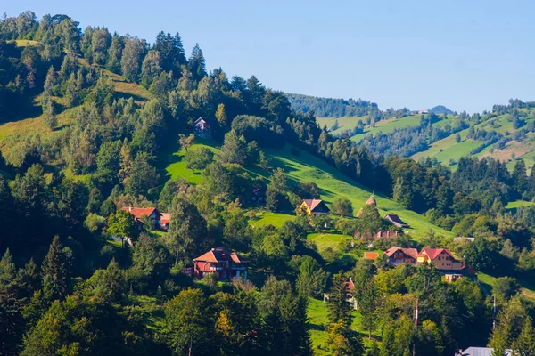 Landsbygdens landskap med hus i Transsylvanien, Rumänien — Stockfoto