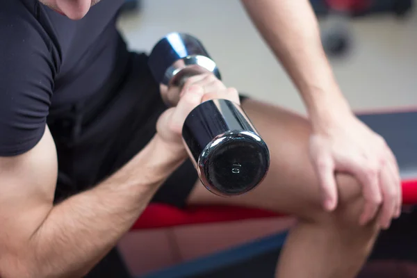 与 bumbbells 重量在健身房锻炼的健美运动员 — 图库照片