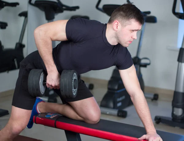 Levantador de pesas haciendo ejercicio con pesas en el gimnasio —  Fotos de Stock