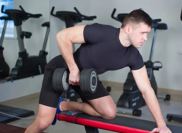 Levantador de pesas haciendo ejercicio con pesas en el gimnasio —  Fotos de Stock