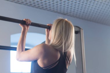 seksi kadın pull ups bir barda sahne uygun