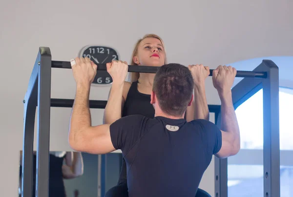 Joven pareja atleta haciendo tirón Ups entrenamiento de nuevo juntos —  Fotos de Stock