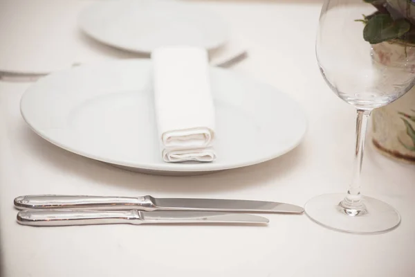 Деталь обіднього столу з келихами для вина — стокове фото