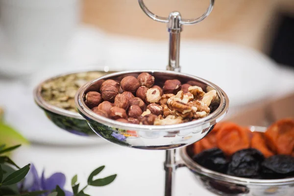 Frutas secas en la mesa. Mezcla de snaks saludables . —  Fotos de Stock