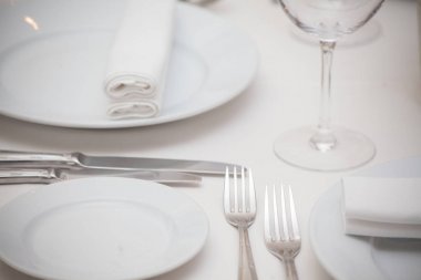 şarap gözlük ile bir yemek masası detayını kurmak