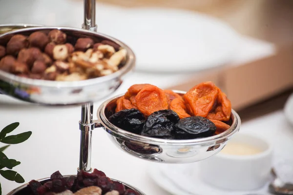 Frutas secas en la mesa. Mezcla de snaks saludables . —  Fotos de Stock