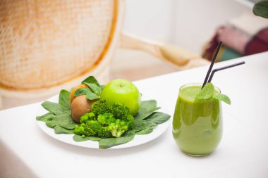 Sağlıklı yeşil smoothie ve malzemeler - superfoods, Detoks, diyet, sağlık, vejetaryen gıda kavramı.