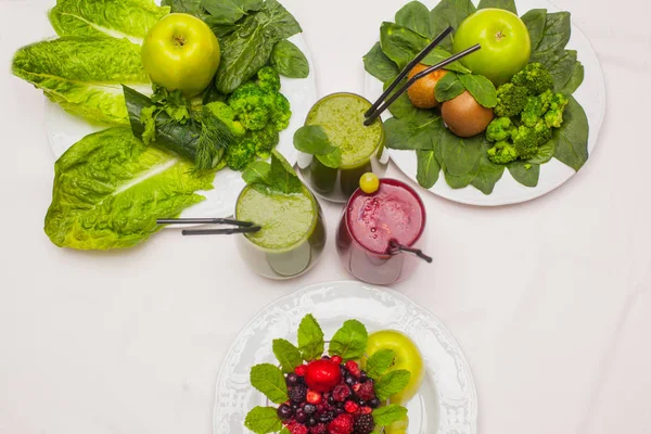 Sağlıklı kırmızı ve yeşil smoothies ve malzemeler - superfoods, Detoks, diyet, sağlık, vejetaryen gıda kavramı. — Stok fotoğraf