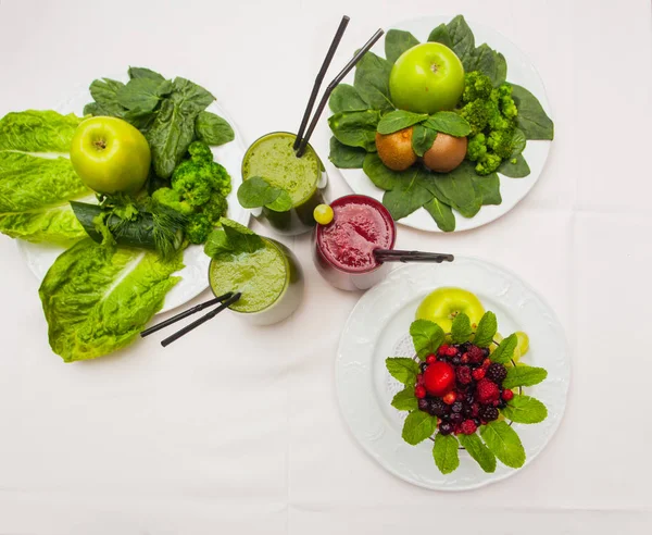 Sağlıklı kırmızı ve yeşil smoothies ve malzemeler - superfoods, Detoks, diyet, sağlık, vejetaryen gıda kavramı. — Stok fotoğraf