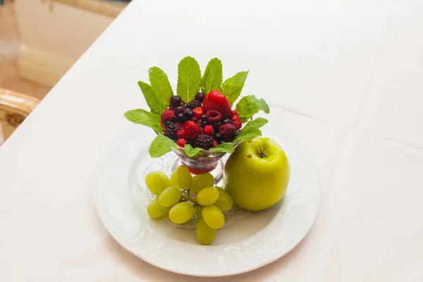 Ensalada de frutas orgánicas frescas en un plato . —  Fotos de Stock