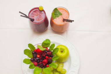 Sağlıklı kırmızı smoothies ve malzemeler - superfoods, Detoks, diyet, sağlık, vejetaryen gıda kavramı.