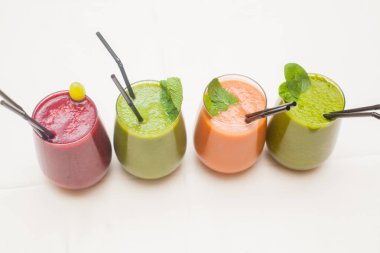 Masada kırmızı ve yeşil sağlıklı smoothies.