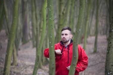 Bahar parkta yalnız poz trendy yakışıklı adam