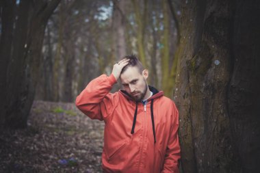 Bahar parkta yalnız poz trendy yakışıklı adam