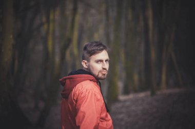 Bahar parkta yalnız poz trendy yakışıklı adam