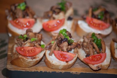 İtalyan antipasti şarap aperatifler küme. Brushettas çeşitli