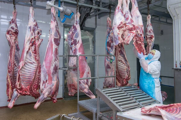 Mogilev Weißrussland Juli 2017 Schlachtarbeiter Einer Fleischfabrik Schneiden — Stockfoto